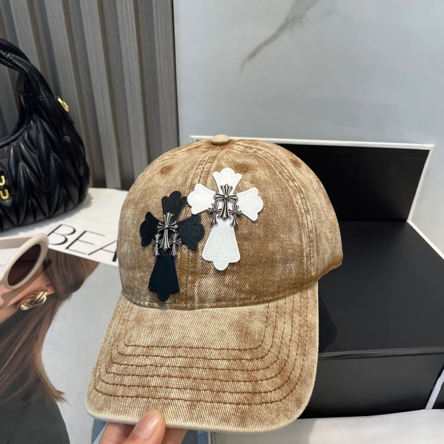 P76 Crow Heart 🆕🆕25 new baseball cap, stylish and classic cross logo, casual with a cool feeling, unisex style, same style for men and women! Very easy to match! Head circumference: 56-58cm is available